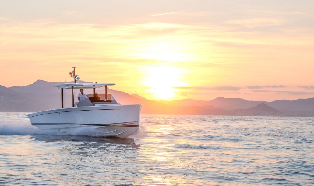 Motor yacht Swan Shadow bianco in navigazione veloce sul mare della Toscana al tramonto, esempio di luxury tender charter al Marina di Scarlino.