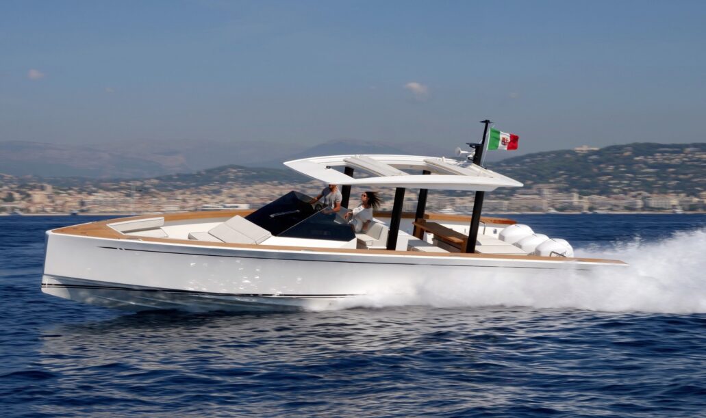 Motor yacht Swan Shadow bianco in navigazione veloce sul mare della Toscana al tramonto, esempio di luxury tender charter al Marina di Scarlino.