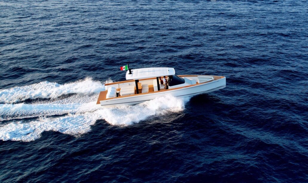 Motor yacht Swan Shadow bianco in navigazione veloce sul mare della Toscana al tramonto, esempio di luxury tender charter al Marina di Scarlino.