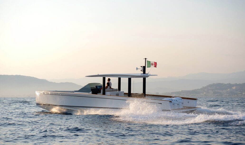 Motor yacht Swan Shadow bianco in navigazione veloce sul mare della Toscana al tramonto, esempio di luxury tender charter al Marina di Scarlino.
