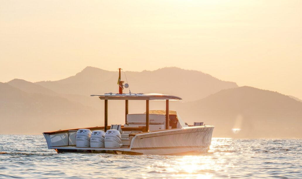 Motor yacht Swan Shadow bianco in navigazione veloce sul mare della Toscana al tramonto, esempio di luxury tender charter al Marina di Scarlino.