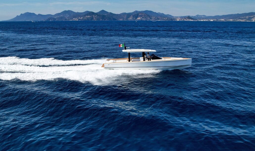 Motor yacht Swan Shadow bianco in navigazione veloce sul mare della Toscana al tramonto, esempio di luxury tender charter al Marina di Scarlino.