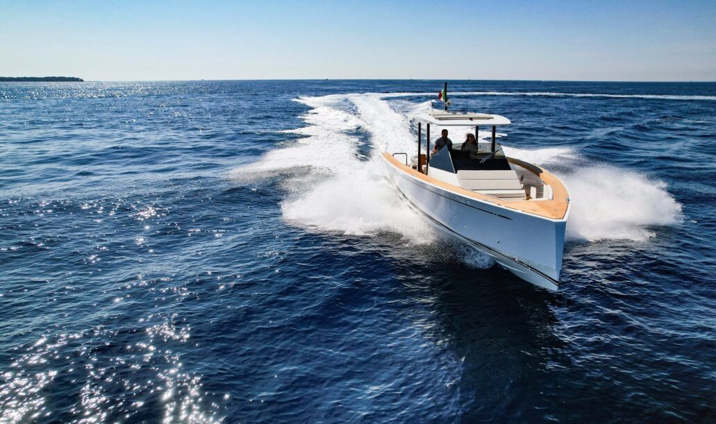 Motor yacht Swan Shadow bianco in navigazione veloce sul mare della Toscana al tramonto, esempio di luxury tender charter al Marina di Scarlino.